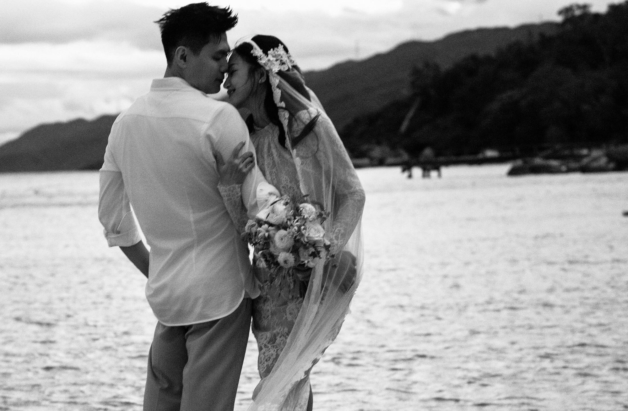 Ảnh cưới gam đen trắng của Salim và Hải Long: Dân mạng tranh cãi nhưng không thể phủ nhận "đẹp điên"- Ảnh 1. Ảnh cưới gam đen trắng của Salim và Hải Long: Dân mạng tranh cãi nhưng không thể phủ nhận "đẹp điên"- Ảnh 1.