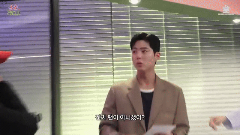 Clip hot: IU làm gì Park Bo Gum mà khiến tài tử bấn loạn, hoảng hồn, "ngũ quan bay tán loạn" thế này?- Ảnh 5.