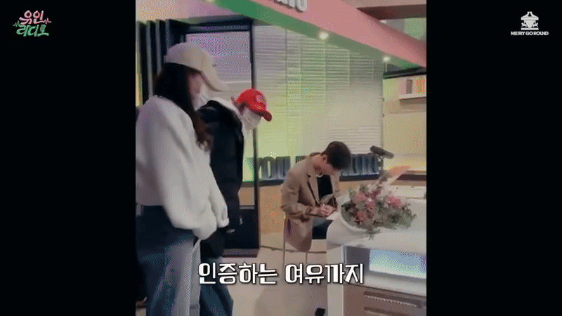 Clip hot: IU làm gì Park Bo Gum mà khiến tài tử bấn loạn, hoảng hồn, "ngũ quan bay tán loạn" thế này?- Ảnh 2.