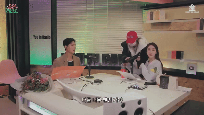 Clip hot: IU làm gì Park Bo Gum mà khiến tài tử bấn loạn, hoảng hồn, "ngũ quan bay tán loạn" thế này?- Ảnh 1.