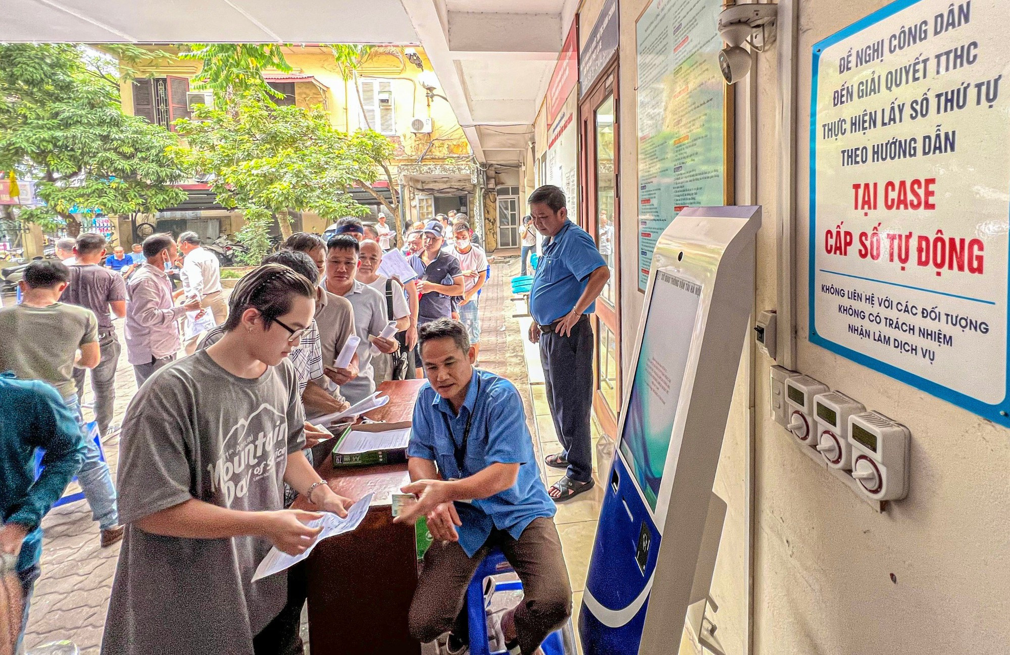 Đang chờ cấp, đổi giấy phép lái xe có được điều khiển phương tiện ra đường?- Ảnh 1.
