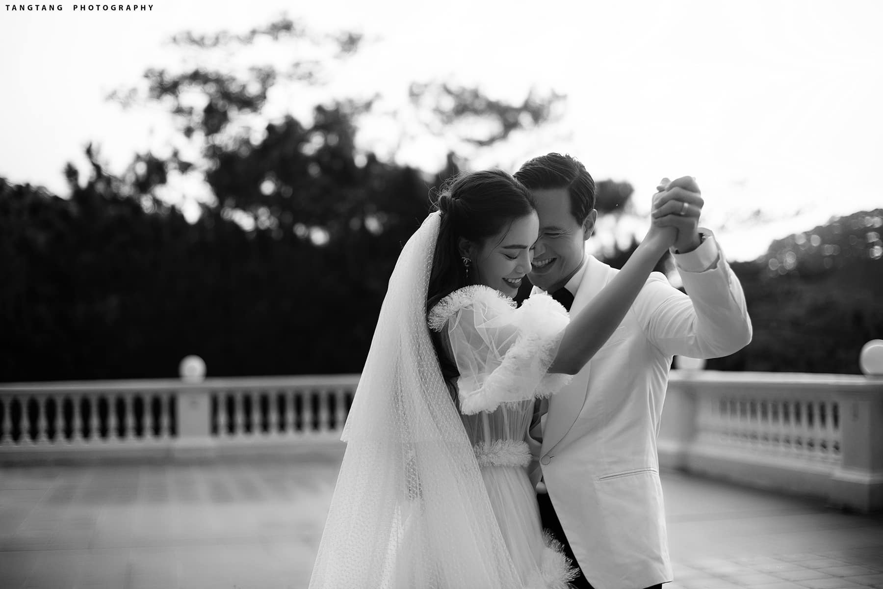 Ảnh cưới gam đen trắng của Salim và Hải Long: Dân mạng tranh cãi nhưng không thể phủ nhận "đẹp điên"- Ảnh 12. Ảnh cưới gam đen trắng của Salim và Hải Long: Dân mạng tranh cãi nhưng không thể phủ nhận "đẹp điên"- Ảnh 12.