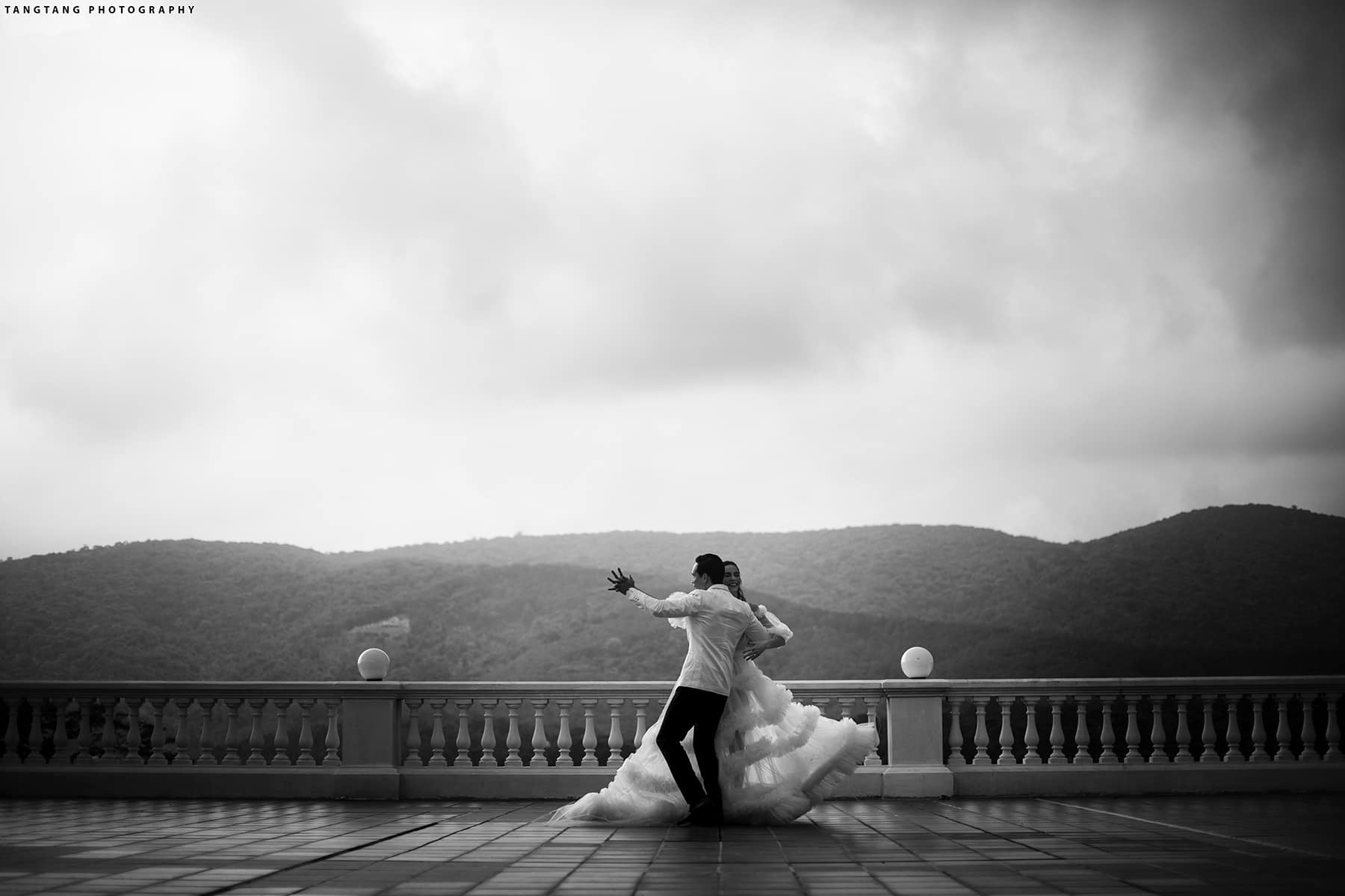 Ảnh cưới gam đen trắng của Salim và Hải Long: Dân mạng tranh cãi nhưng không thể phủ nhận "đẹp điên"- Ảnh 13. Ảnh cưới gam đen trắng của Salim và Hải Long: Dân mạng tranh cãi nhưng không thể phủ nhận "đẹp điên"- Ảnh 13.