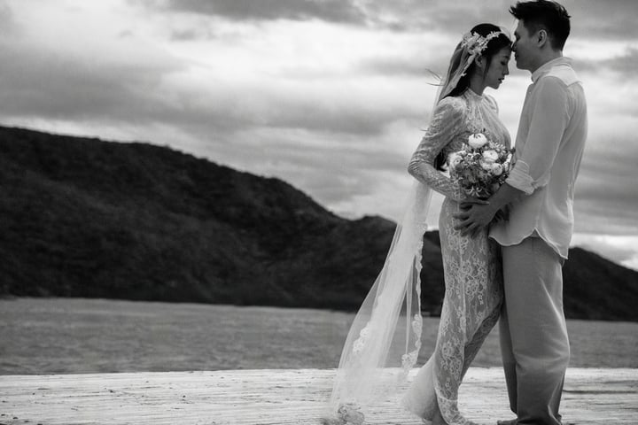 Ảnh cưới gam đen trắng của Salim và Hải Long: Dân mạng tranh cãi nhưng không thể phủ nhận "đẹp điên"- Ảnh 10. Ảnh cưới gam đen trắng của Salim và Hải Long: Dân mạng tranh cãi nhưng không thể phủ nhận "đẹp điên"- Ảnh 10.