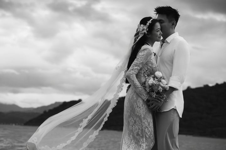 Ảnh cưới gam đen trắng của Salim và Hải Long: Dân mạng tranh cãi nhưng không thể phủ nhận "đẹp điên"- Ảnh 11. Ảnh cưới gam đen trắng của Salim và Hải Long: Dân mạng tranh cãi nhưng không thể phủ nhận "đẹp điên"- Ảnh 11.