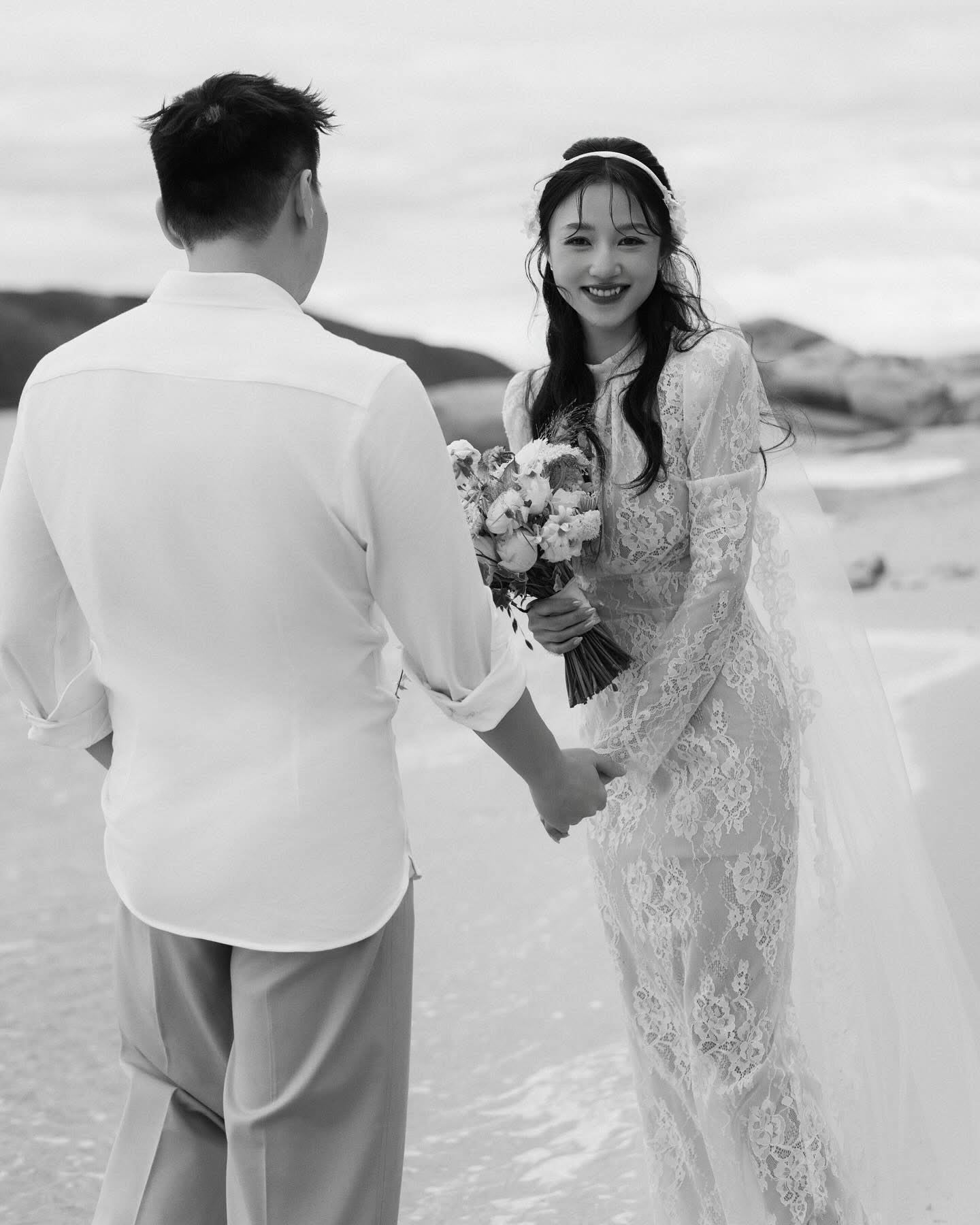 Ảnh cưới gam đen trắng của Salim và Hải Long: Dân mạng tranh cãi nhưng không thể phủ nhận "đẹp điên"- Ảnh 2. Ảnh cưới gam đen trắng của Salim và Hải Long: Dân mạng tranh cãi nhưng không thể phủ nhận "đẹp điên"- Ảnh 2.