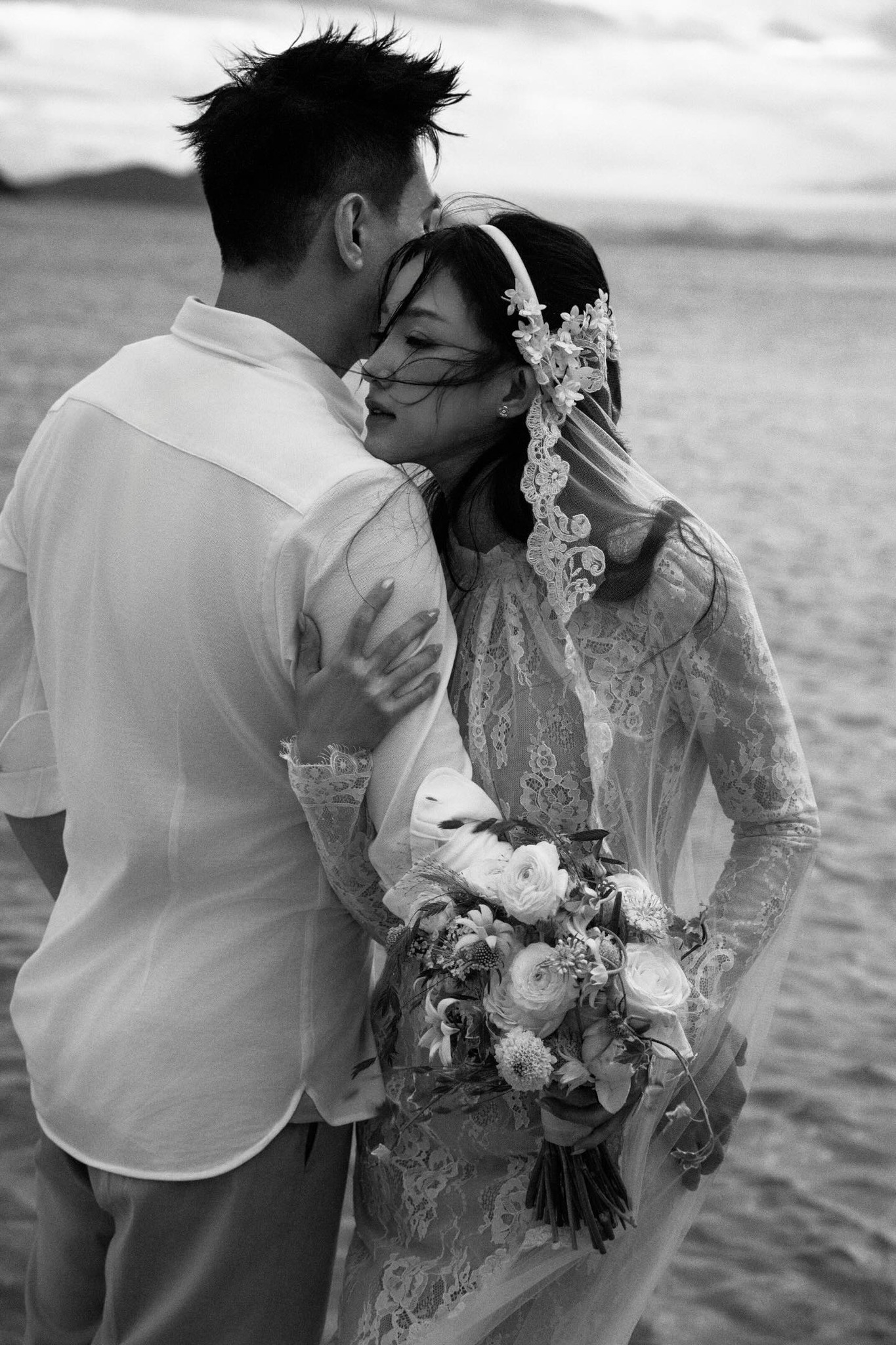 Ảnh cưới gam đen trắng của Salim và Hải Long: Dân mạng tranh cãi nhưng không thể phủ nhận "đẹp điên"- Ảnh 3. Ảnh cưới gam đen trắng của Salim và Hải Long: Dân mạng tranh cãi nhưng không thể phủ nhận "đẹp điên"- Ảnh 3.
