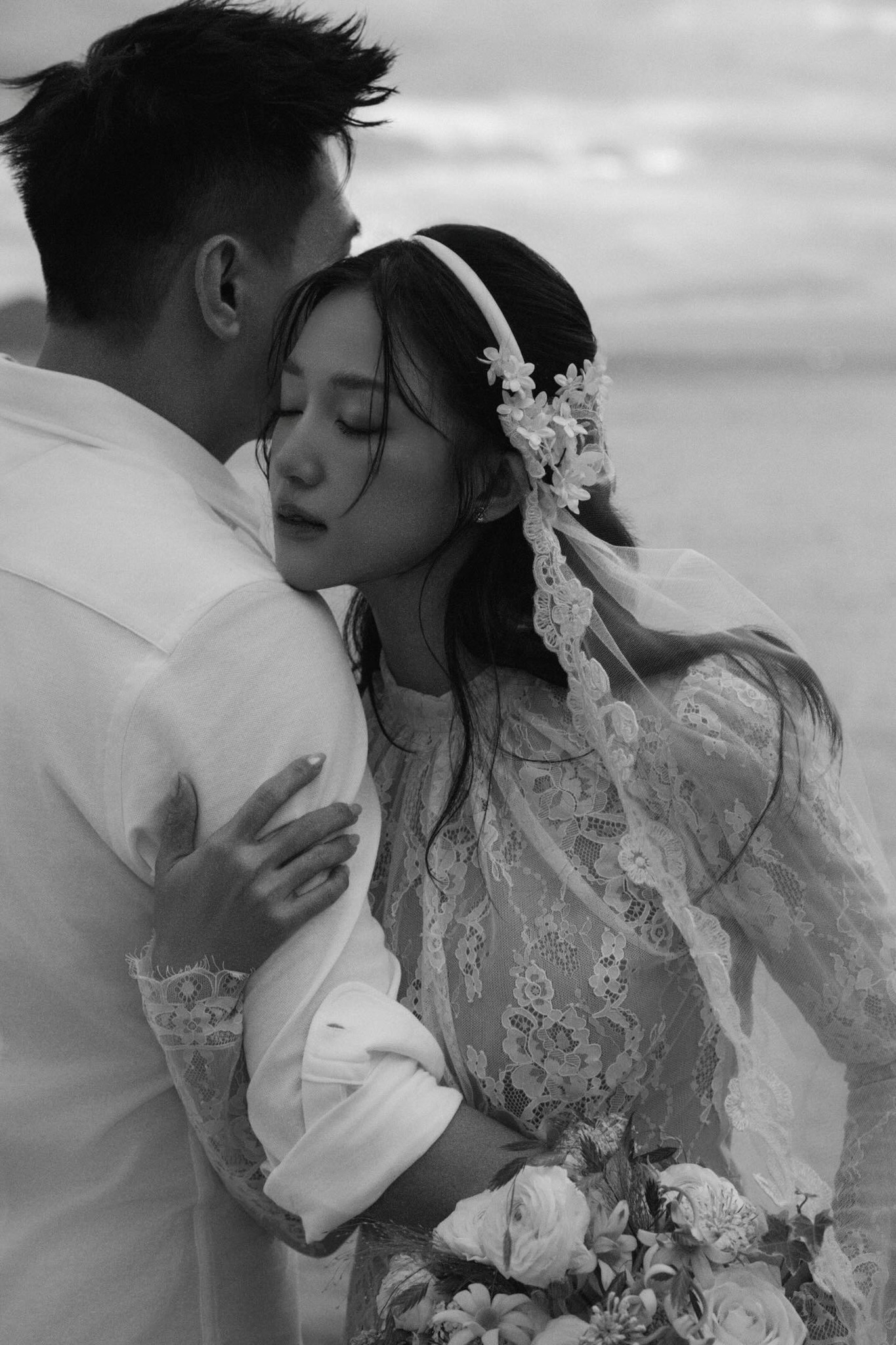 Ảnh cưới gam đen trắng của Salim và Hải Long: Dân mạng tranh cãi nhưng không thể phủ nhận "đẹp điên"- Ảnh 4. Ảnh cưới gam đen trắng của Salim và Hải Long: Dân mạng tranh cãi nhưng không thể phủ nhận "đẹp điên"- Ảnh 4.