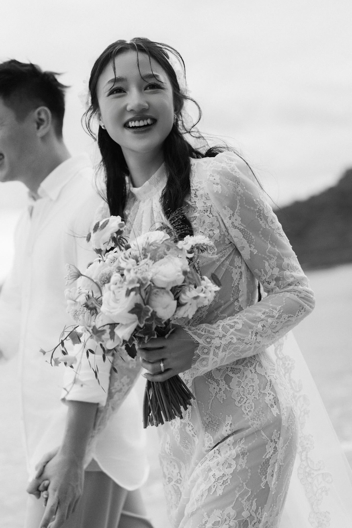 Ảnh cưới gam đen trắng của Salim và Hải Long: Dân mạng tranh cãi nhưng không thể phủ nhận "đẹp điên"- Ảnh 5. Ảnh cưới gam đen trắng của Salim và Hải Long: Dân mạng tranh cãi nhưng không thể phủ nhận "đẹp điên"- Ảnh 5.
