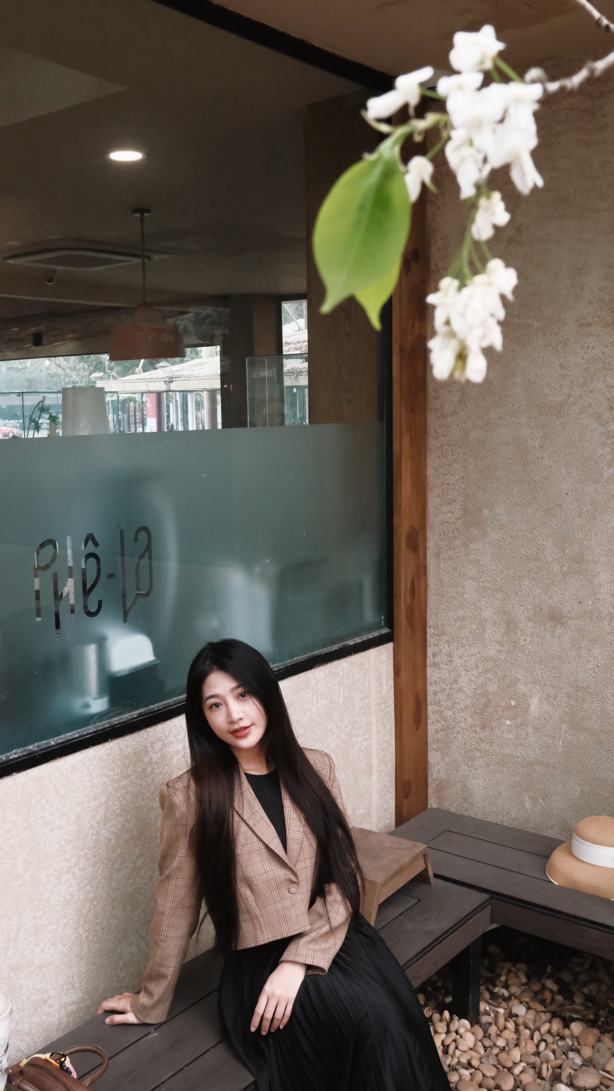 Cận cảnh cây hoa sưa hot nhất Hà Nội khiến người người xếp hàng dài, chen chân từng mét để có bức ảnh “sống ảo”- Ảnh 26. Cận cảnh cây hoa sưa hot nhất Hà Nội khiến người người xếp hàng dài, chen chân từng mét để có bức ảnh “sống ảo”- Ảnh 26.