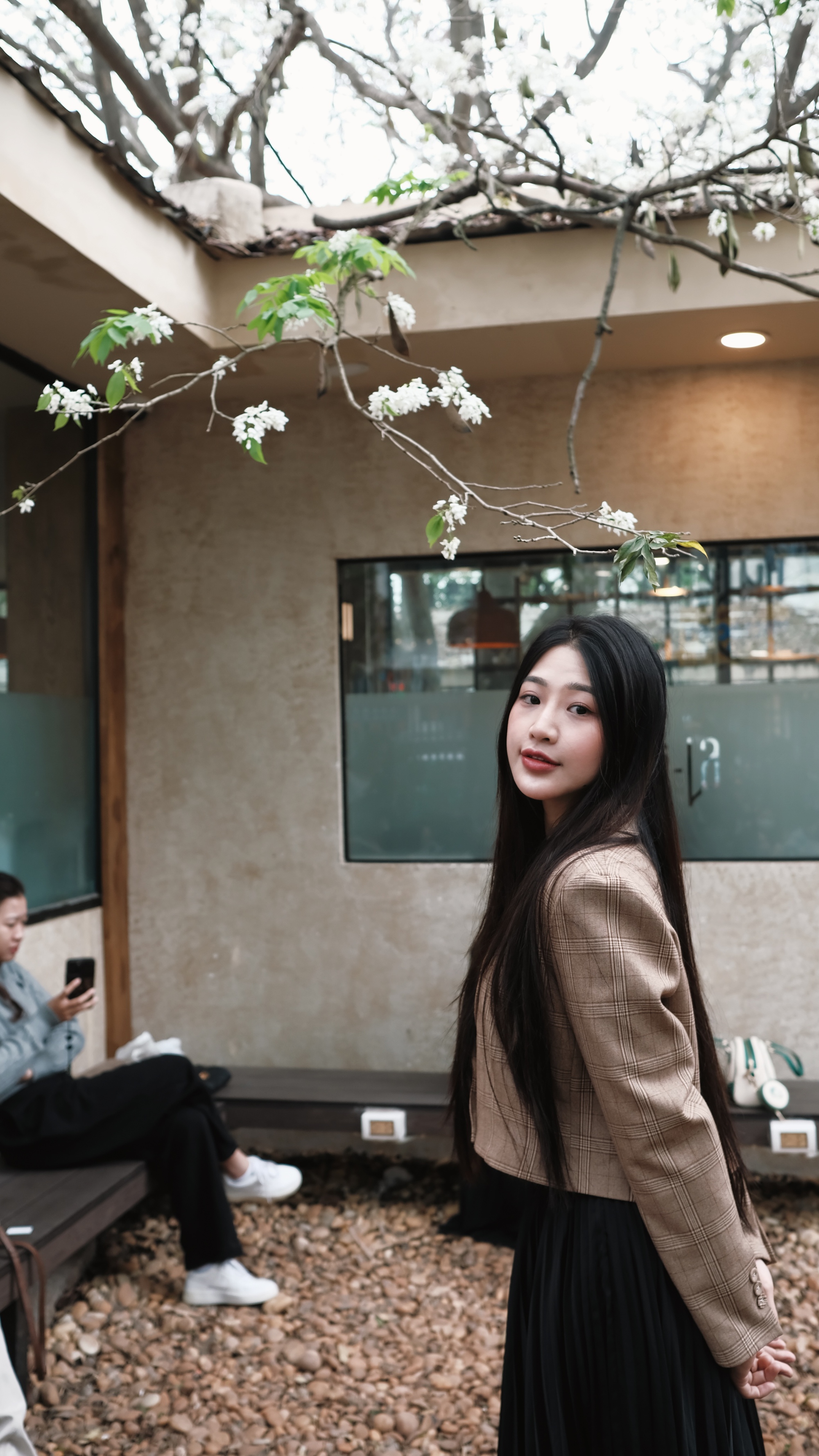 Cận cảnh cây hoa sưa hot nhất Hà Nội khiến người người xếp hàng dài, chen chân từng mét để có bức ảnh “sống ảo”- Ảnh 25. Cận cảnh cây hoa sưa hot nhất Hà Nội khiến người người xếp hàng dài, chen chân từng mét để có bức ảnh “sống ảo”- Ảnh 25.