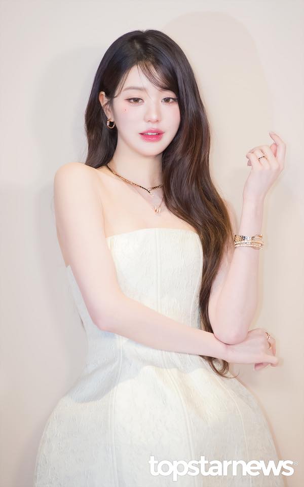 Jang Won Young đụng cùng 1 kiểu đầm với Rosé, đọ nhan sắc ngọt ngào như công chúa đời thực- Ảnh 2.