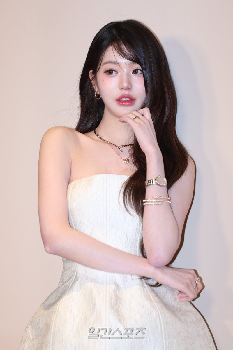 Jang Won Young đụng cùng 1 kiểu đầm với Rosé, đọ nhan sắc ngọt ngào như công chúa đời thực- Ảnh 3.