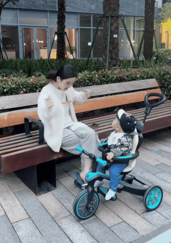 Lộ hình ảnh Chu Thanh Huyền - vợ Quang Hải đưa con trai đi dạo, dáng vẻ khác hẳn lúc trước khi dính loạt drama- Ảnh 1.