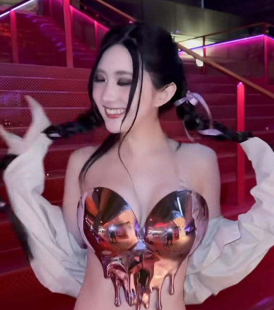 Nữ streamer diện thời trang hở, nhún nhảy cực mạnh "test" chất lượng cho fan- Ảnh 3.