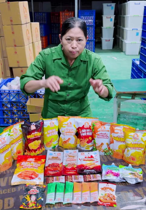 Ăn Cùng Bà Tuyết lại gây tranh cãi với quảng cáo đồ ăn vặt "gắn liền với tuổi thơ 8x, 9x"- Ảnh 1.