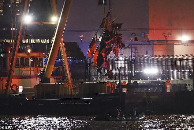 Ám ảnh giây phút cuối cùng trước khi trực thăng chở gia đình chủ tịch tập đoàn nổi tiếng lao xuống sông ở New York- Ảnh 1. Ám ảnh giây phút cuối cùng trước khi trực thăng chở gia đình chủ tịch tập đoàn nổi tiếng lao xuống sông ở New York- Ảnh 1.