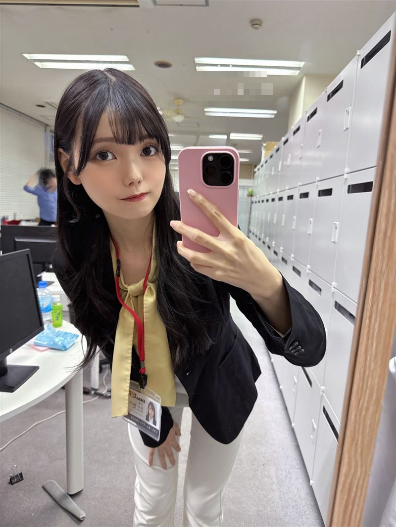 Đang làm nhân viên ở studio phim, cô gái "nối nghiệp" tiền bối hot girl đầy bất ngờ, cảm thấy như "bị cuốn theo"- Ảnh 1.