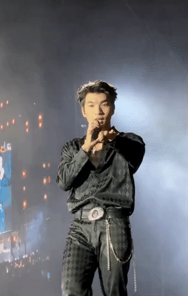 HIEUTHUHAI lần đầu hát live Nước Mắt Cá Sấu: Nghe fanchant là biết "đủ trình" hay không!- Ảnh 2.