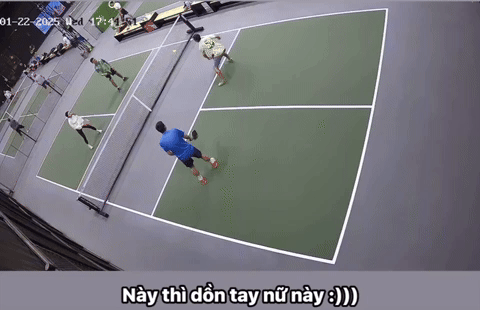 Hotgirl một mình “cân đẹp” 2 thanh niên trên sân pickleball, thì ra là em gái cầu thủ nổi tiếng- Ảnh 1.