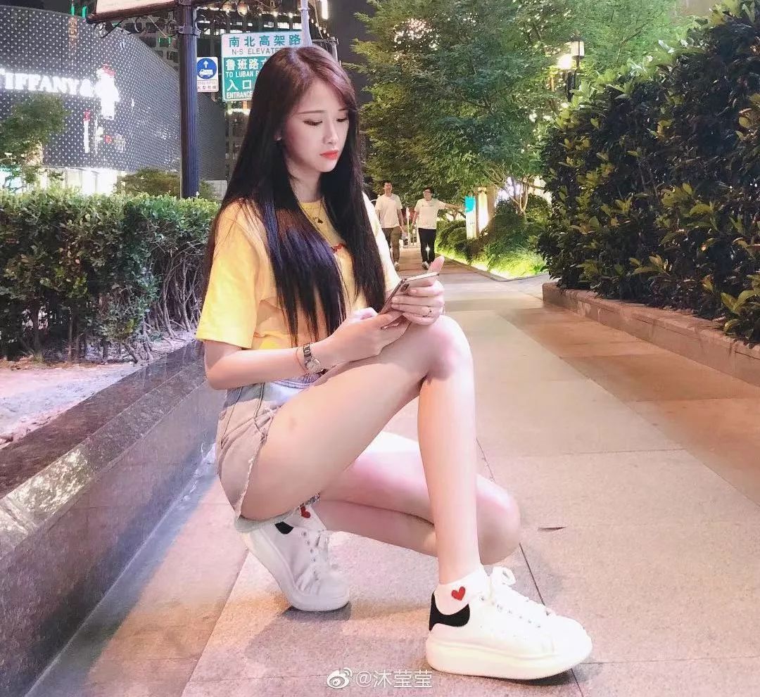 Bất ngờ xuất hiện khung cảnh nhạy cảm trên sóng, nữ streamer bị cấm kênh đầy bức xúc- Ảnh 1. Bất ngờ xuất hiện khung cảnh nhạy cảm trên sóng, nữ streamer bị cấm kênh đầy bức xúc- Ảnh 1.