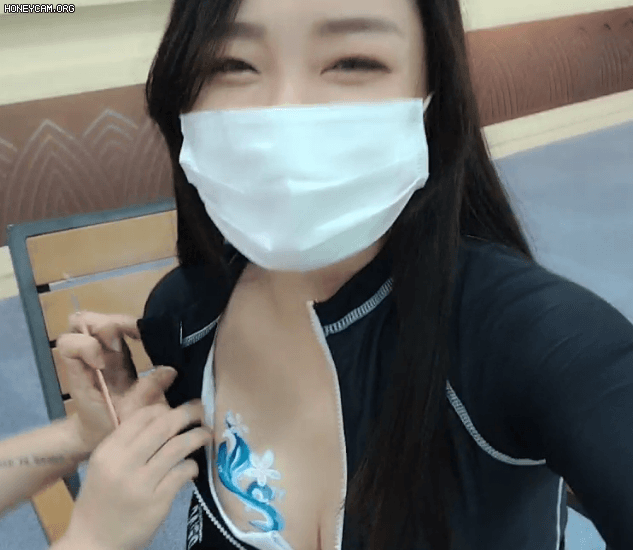 Có hành động táo bạo trên sóng trực tiếp, nữ streamer tăng view chóng mặt, chỉ nhờ một clip- Ảnh 4.