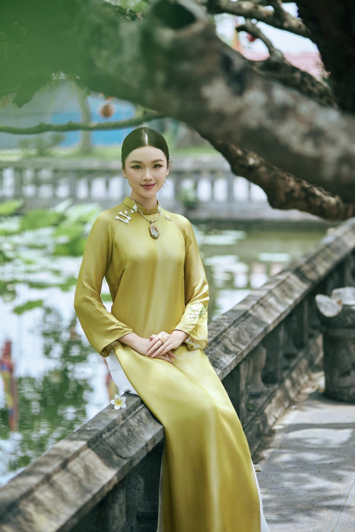 Chân dung cô gái vinh dự được tặng hoa đón Tổng Bí Thư, Chủ tịch Trung Quốc Tập Cận Bình- Ảnh 6.