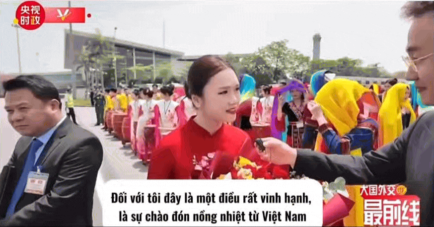 Chân dung cô gái vinh dự được tặng hoa đón Tổng Bí Thư, Chủ tịch Trung Quốc Tập Cận Bình- Ảnh 2.