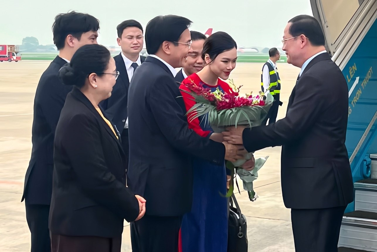 Chân dung cô gái vinh dự được tặng hoa đón Tổng Bí Thư, Chủ tịch Trung Quốc Tập Cận Bình- Ảnh 3.
