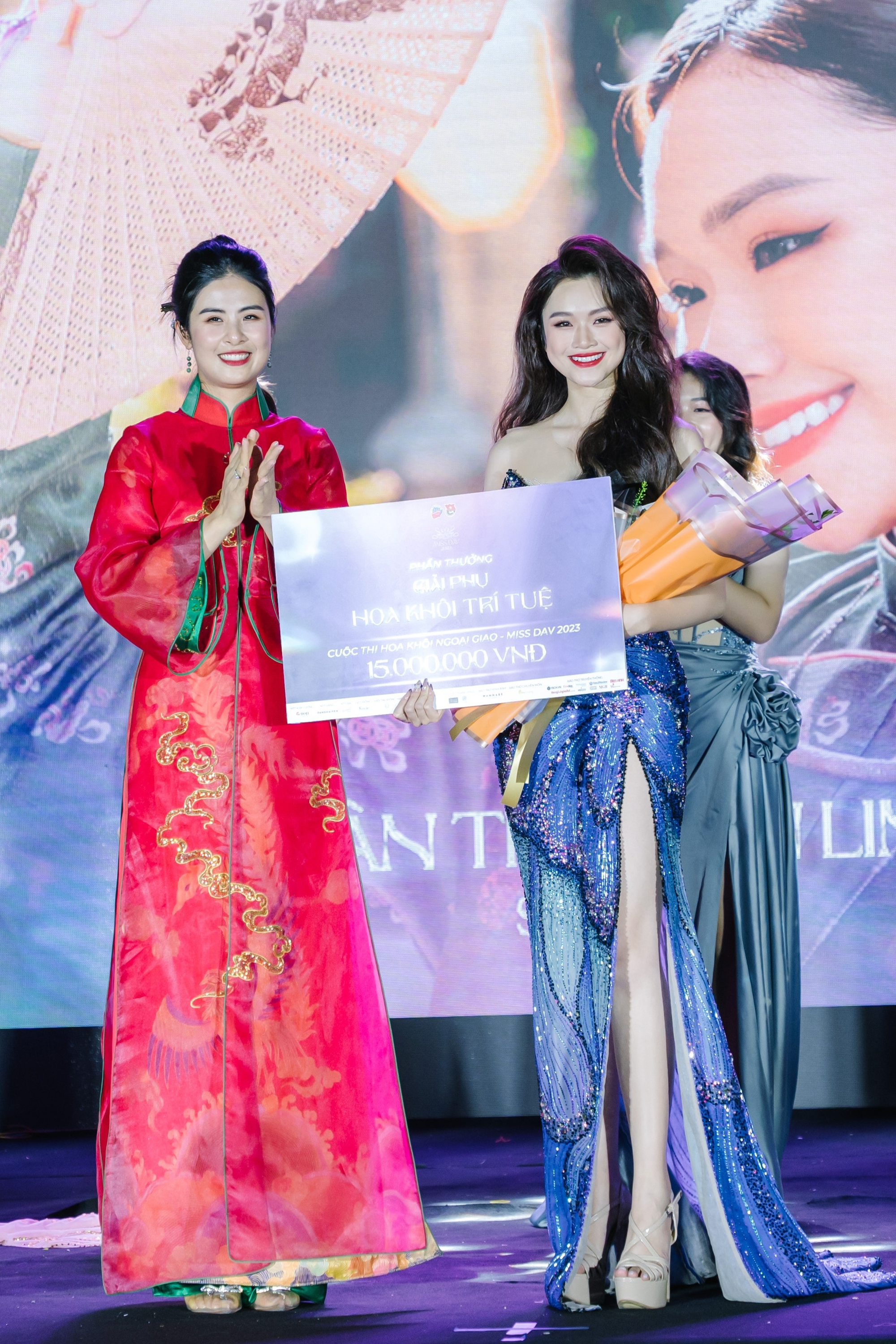 Chân dung cô gái vinh dự được tặng hoa đón Tổng Bí Thư, Chủ tịch Trung Quốc Tập Cận Bình- Ảnh 5.