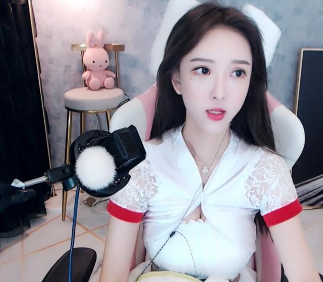 Gặp sự cố đáng tiếc trên sóng, nữ streamer xinh đẹp bị fan gửi lời mời "khiếm nhã"- Ảnh 2. Gặp sự cố đáng tiếc trên sóng, nữ streamer xinh đẹp bị fan gửi lời mời "khiếm nhã"- Ảnh 2.