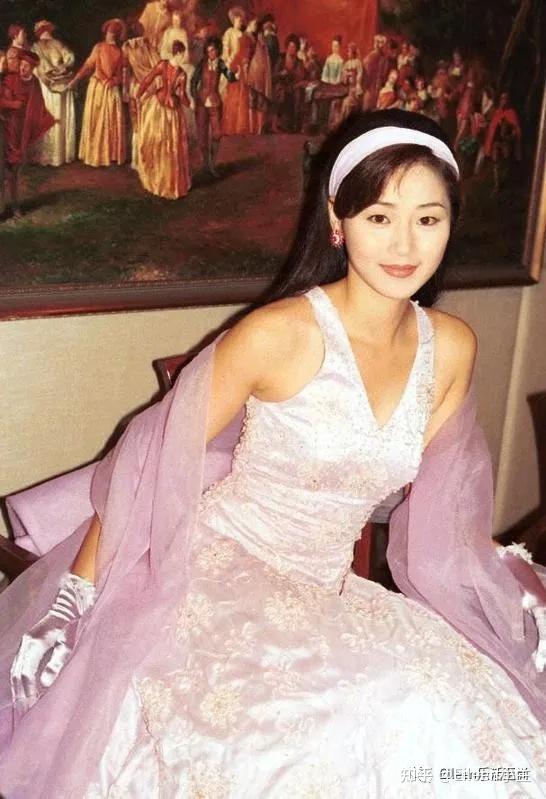 “Báu vật showbiz” khiến 1 sao nam mê mệt đến ruồng bỏ vợ con giờ ra sao?- Ảnh 3.
