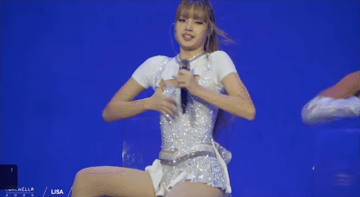Lisa xuống phong độ tại Coachella tuần 2, loạt sự cố gây thót tim!- Ảnh 5.