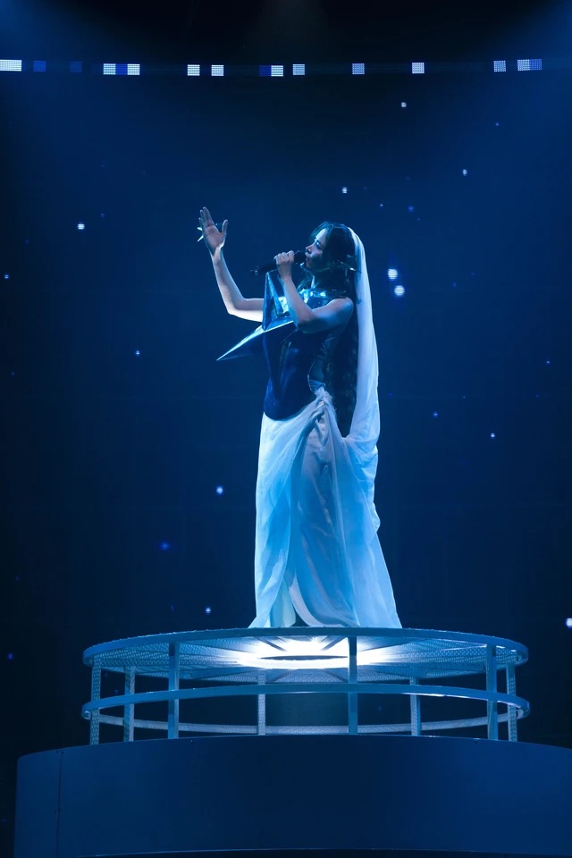 Cả showbiz ùa lên sân khấu ủng hộ Đông Nhi, riêng “em gái ruột” Diệu Nhi làm 1 hành động cứu nguy gây chú ý- Ảnh 8.