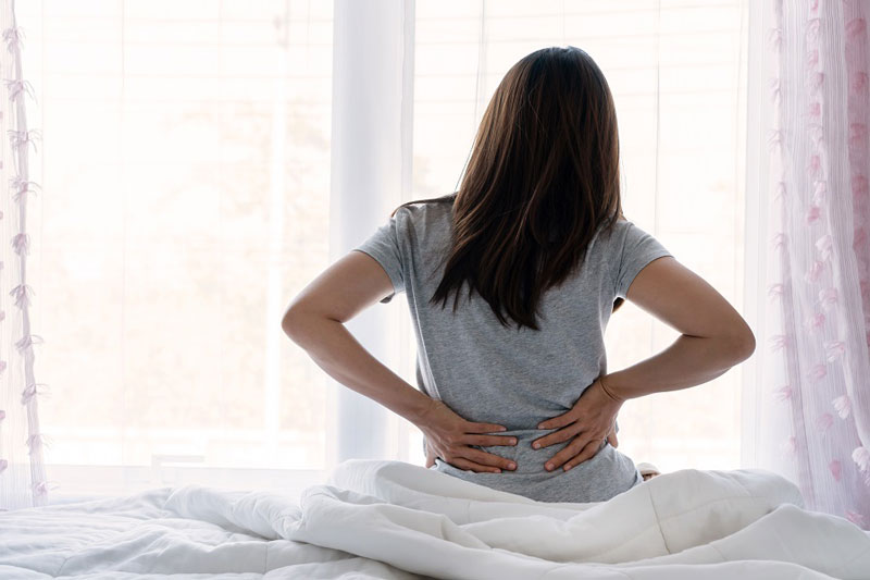 40 tuổi nhưng sáng nào ngủ dậy cũng đau lưng, tôi giật mình khi bác sĩ nói "mắc bệnh của người già"- Ảnh 1.