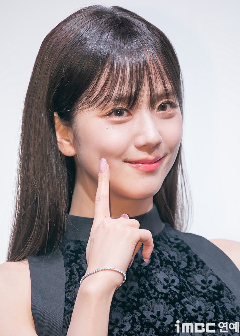 Phó giám đốc điều hành Dior làm điều gì với Jisoo mà khiến MXH náo loạn?- Ảnh 11.