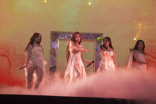 Cả showbiz ùa lên sân khấu ủng hộ Đông Nhi, riêng “em gái ruột” Diệu Nhi làm 1 hành động cứu nguy gây chú ý- Ảnh 12.