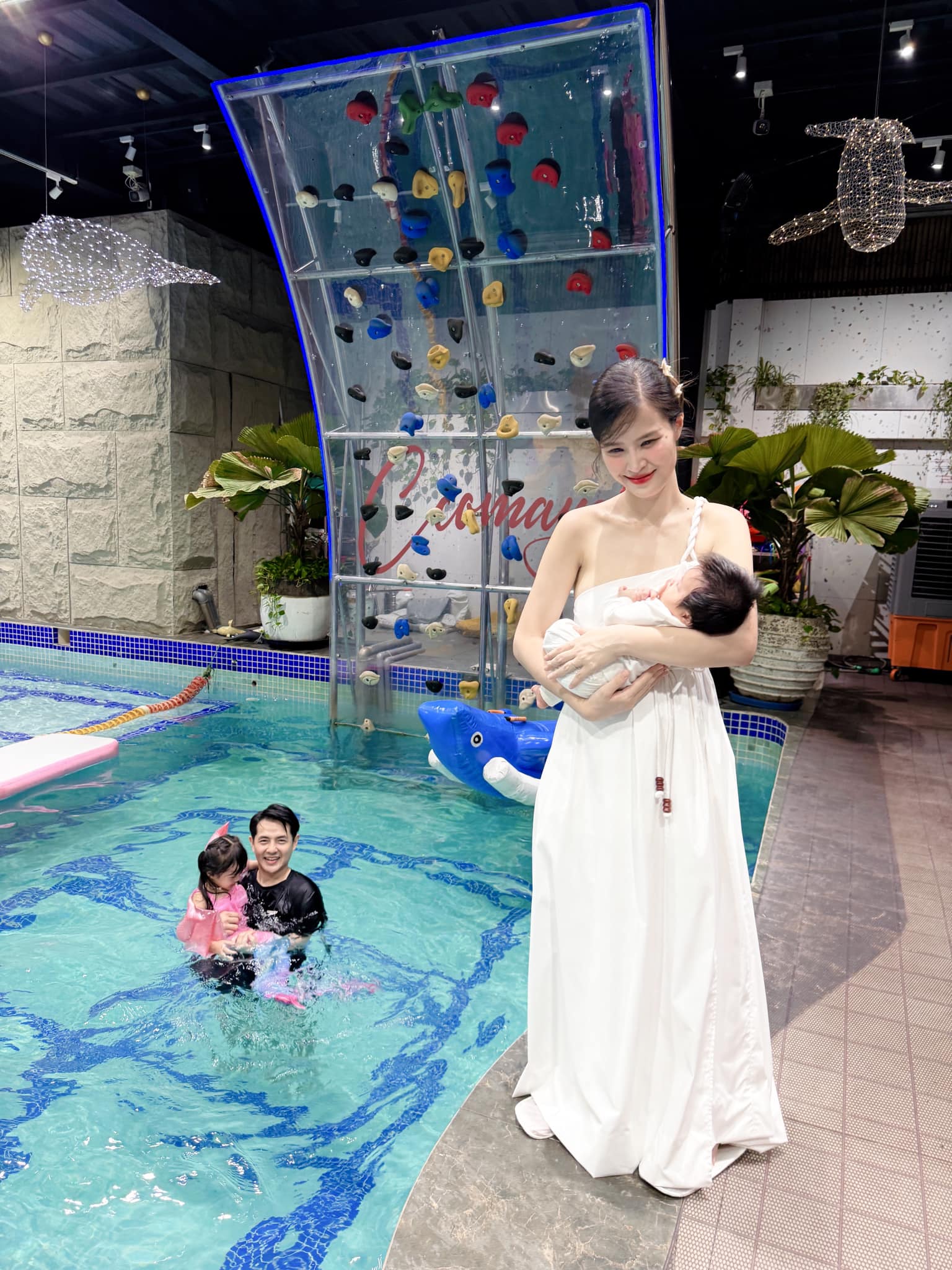 Ánh mắt không giấu nổi sự tự hào của Đông Nhi khi con gái Winnie cất giọng hát, ngọt ngào ai nghe cũng tan chảy- Ảnh 1.