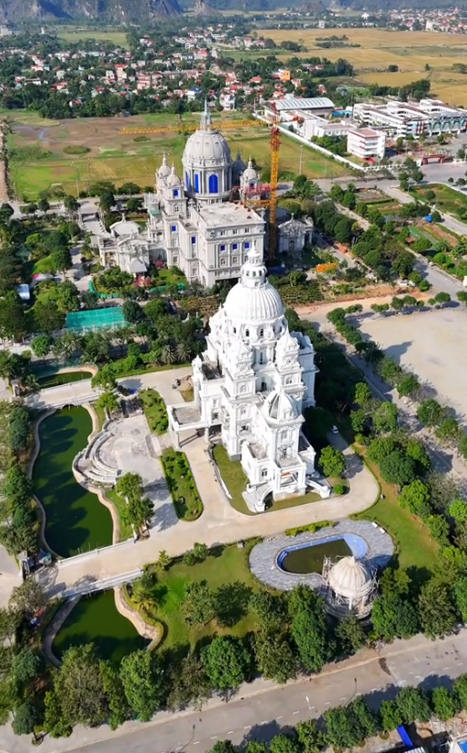 Tòa lâu đài sáng rực cả một vùng ở Ninh Bình tưởng đã "đỉnh-nóc-kịch-trần", nào ngờ nhìn sang hàng xóm còn choáng váng hơn!- Ảnh 19.