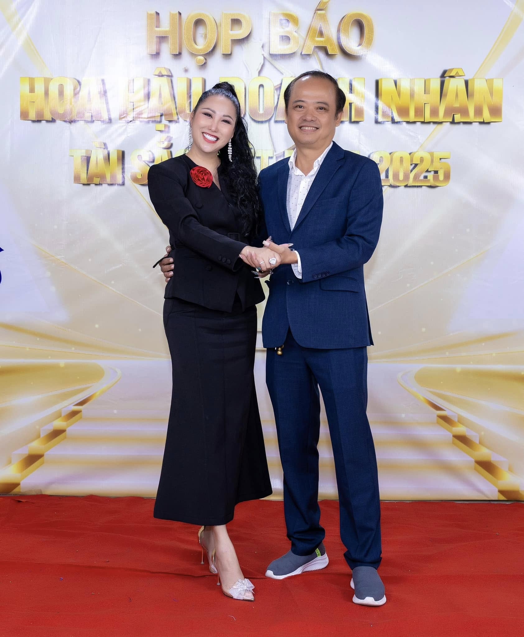 Phi Thanh Vân gây tranh cãi vì clip thân mật quá đà với bạn trai doanh nhân hơn 10 tuổi - Ảnh 2.