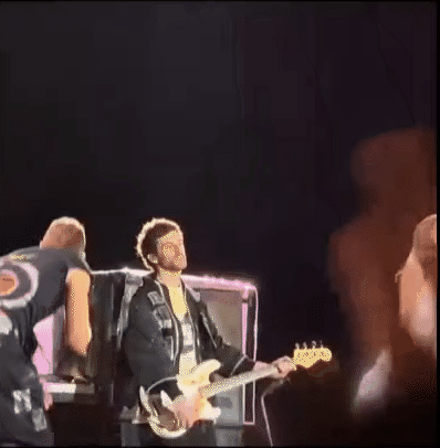 Trưởng nhóm ban nhạc huyền thoại gây sốc khi “quỳ lạy” thành viên hát hay nhất BLACKPINK- Ảnh 3.