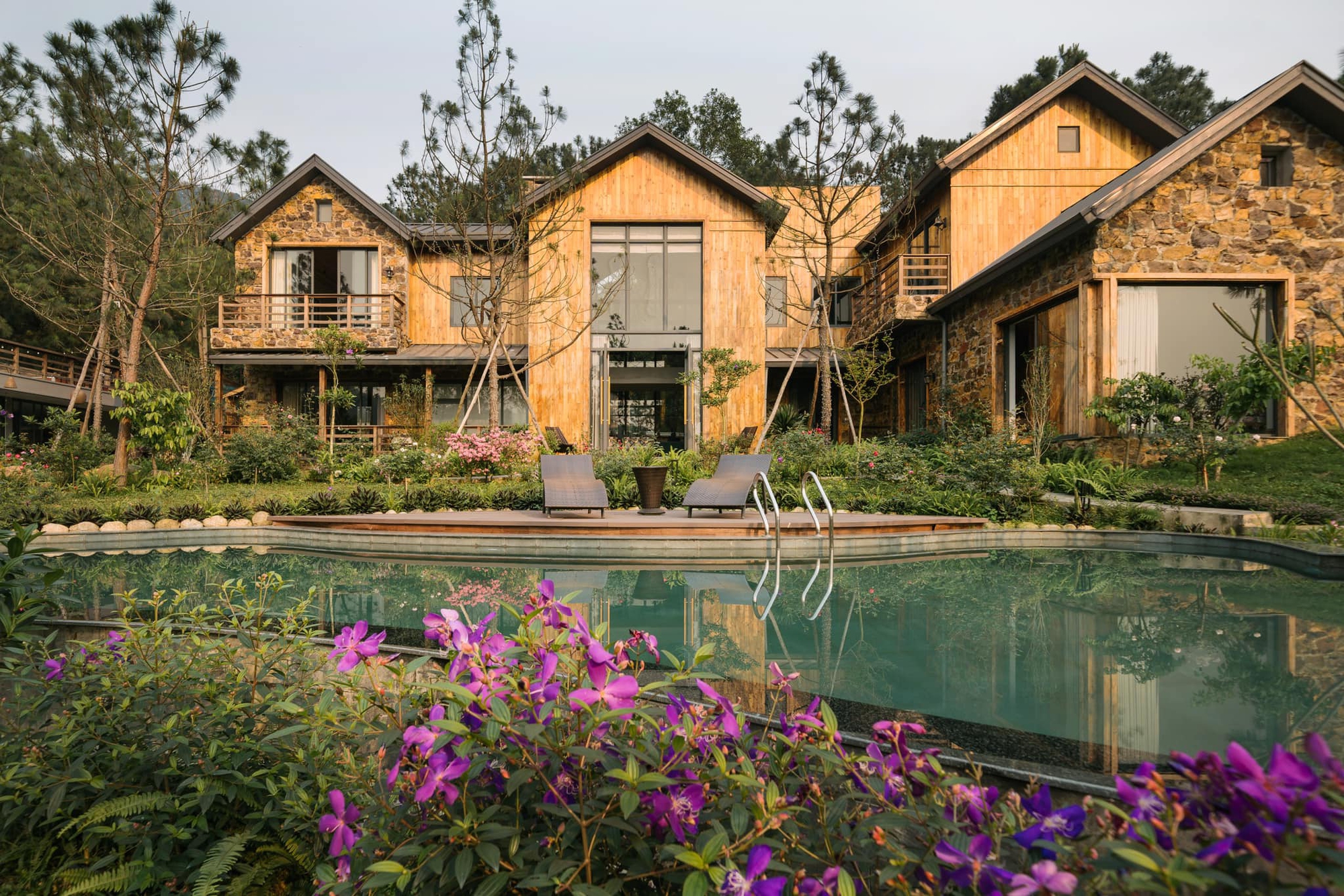 Biệt thự ngoại ô 4.000 m2 của "ông hoàng nhạc đỏ" Trọng Tấn: Nơi nghỉ dưỡng yên bình giữa đồi thông - Ảnh 3.