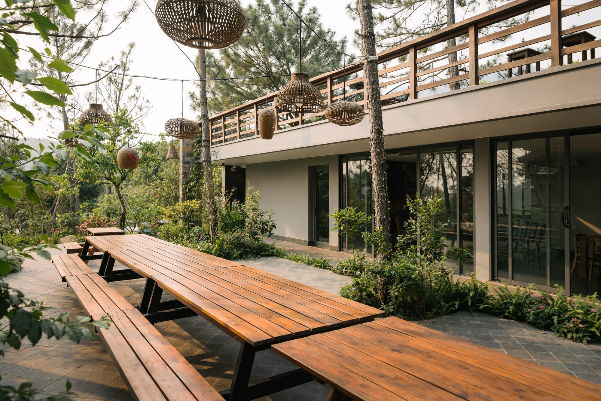 Biệt thự ngoại ô 4.000 m2 của "ông hoàng nhạc đỏ" Trọng Tấn: Nơi nghỉ dưỡng yên bình giữa đồi thông - Ảnh 15.