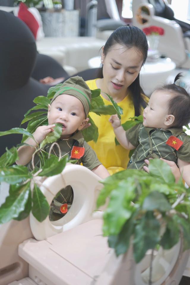 Bóc giá outfit "chiến sĩ nhí" của Jimmy-Jenny: Rẻ, xinh, chất, hội mẹ bỉm mê tít!- Ảnh 2.