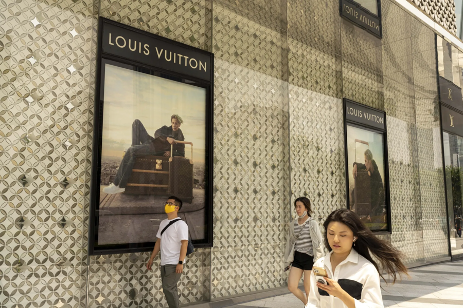 Louis Vuitton và Dior tăng giá mạnh tại Trung Quốc: Chuyện gì đang xảy ra?- Ảnh 2.