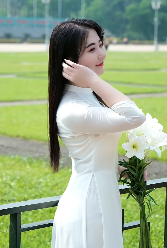 Cô giáo tiếng Nhật xuống phố, diện áo dài nhan sắc trong trẻo, fan nam muốn ngắm nàng thơ mãi không thôi!- Ảnh 2.