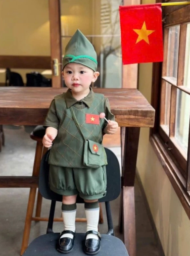 Bóc giá outfit "chiến sĩ nhí" của Jimmy-Jenny: Rẻ, xinh, chất, hội mẹ bỉm mê tít!- Ảnh 3.