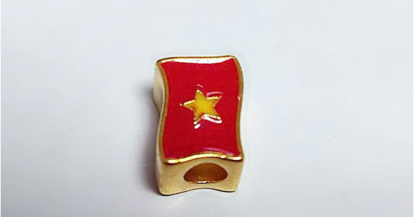 Charm vàng trang sức phong thuỷ hình lá cờ Việt Nam dịp 30/4 khiến người dân yêu thích đón nhận- Ảnh 1. Charm vàng trang sức phong thuỷ hình lá cờ Việt Nam dịp 30/4 khiến người dân yêu thích đón nhận- Ảnh 1.