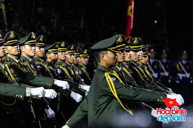 Mỹ nam bộ đội Lào tham gia tổng hợp luyện diễu binh ở TP.HCM, chỉ nói 5 chữ đã có 1,1 triệu người mê- Ảnh 3.