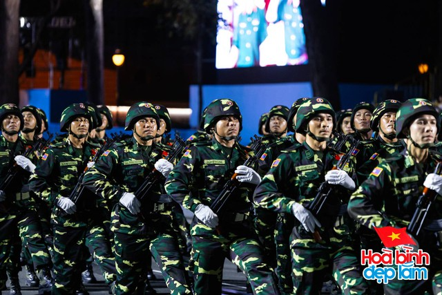 Mỹ nam bộ đội Lào tham gia tổng hợp luyện diễu binh ở TP.HCM, chỉ nói 5 chữ đã có 1,1 triệu người mê- Ảnh 2.